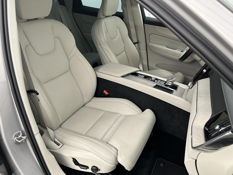Volvo XC60 2.0 B5 4x4 INSCRIPTION - fotka 13 z 26