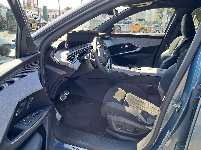 Peugeot 3008 GT Elektromotor 157 kW / 210 k - fotka 13 z 19