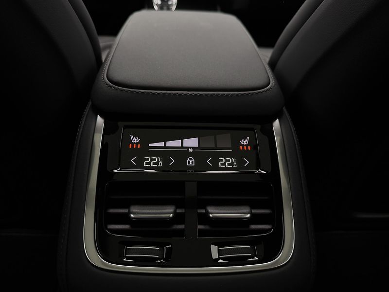 Volvo XC90 (2026) T8 AWD RECHARGE ULTRA DARK 7m - fotka 24 z 30