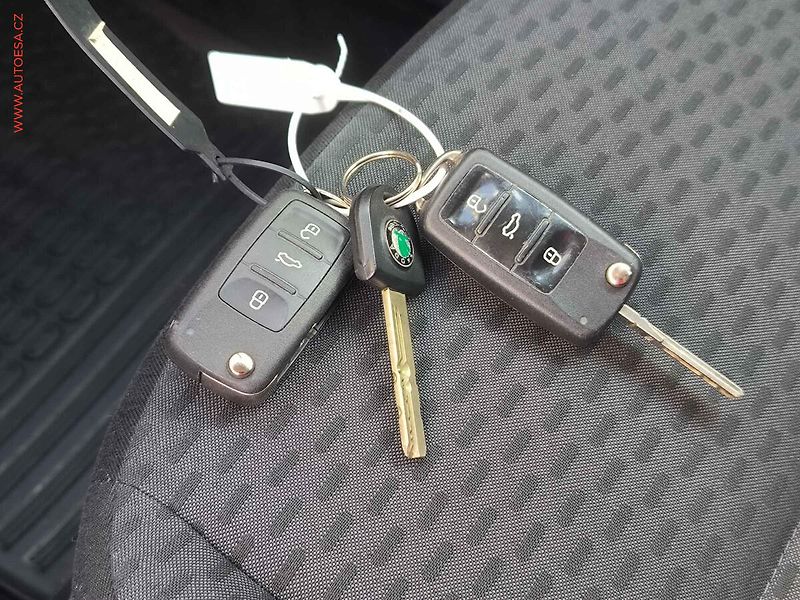 Škoda Fabia (2011) 1.6 TDI, ČR, Klima - fotka 15 z 15