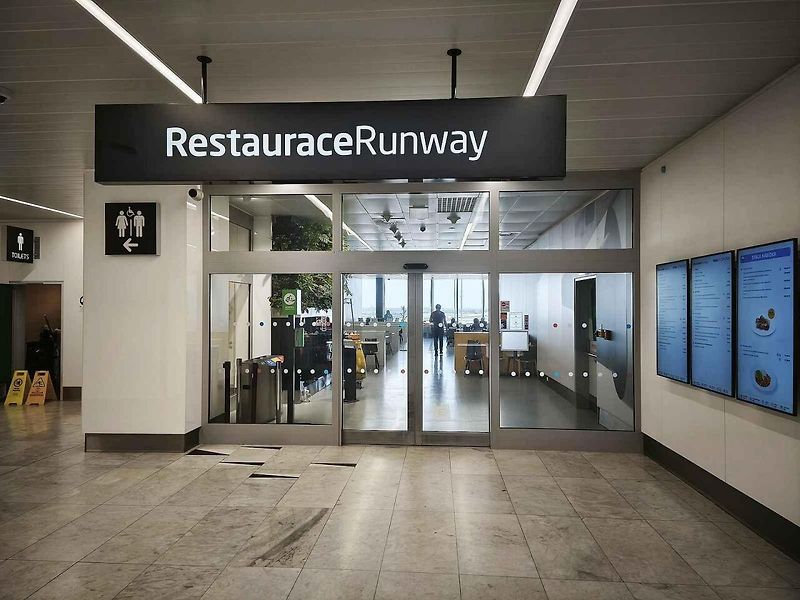 Restaurace Runway na Letišti Václava Havla v Praze.