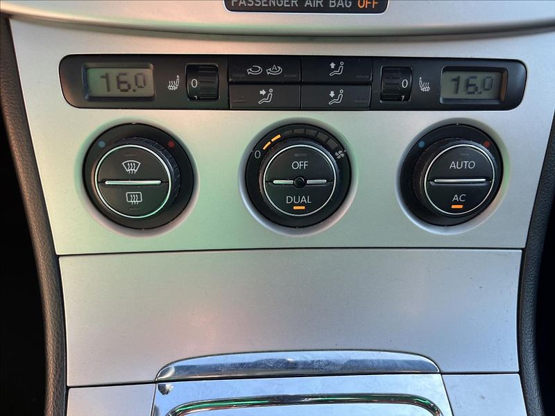 Volkswagen Passat Variant 2,0 TDi DSG KLIMA SERVIS - fotka 19 z 32