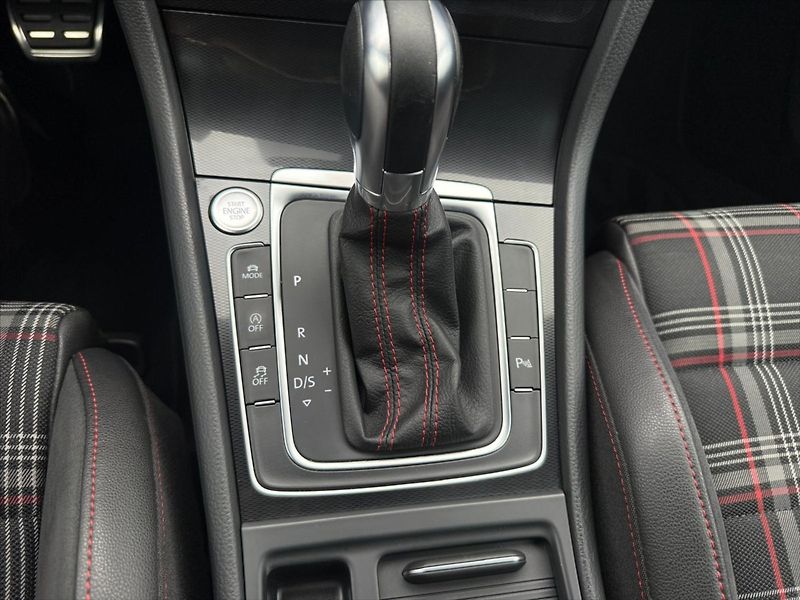 Volkswagen Golf 2.0 GTI DSG - fotka 11 z 19