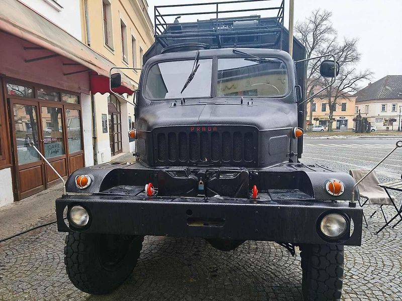 Vojenská V3S nyní slouží jako pojízdná burgrárna.