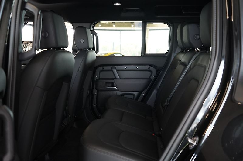 Land Rover Defender 110 D300 X-Dynamic SE - fotka 39 z 42