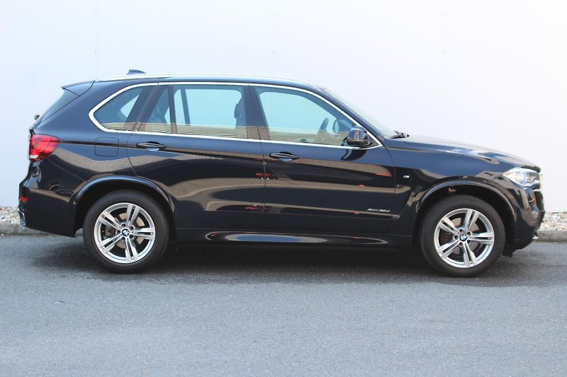 BMW X5 xDrive30d - fotka 3 z 25