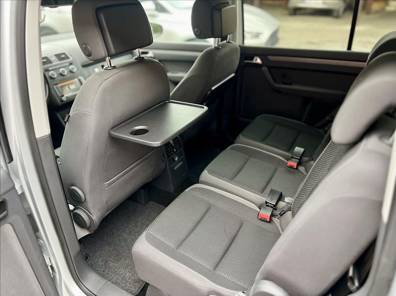 Volkswagen Touran 1,6 TDi  NAVI / kamera / ALU - fotka 13 z 44