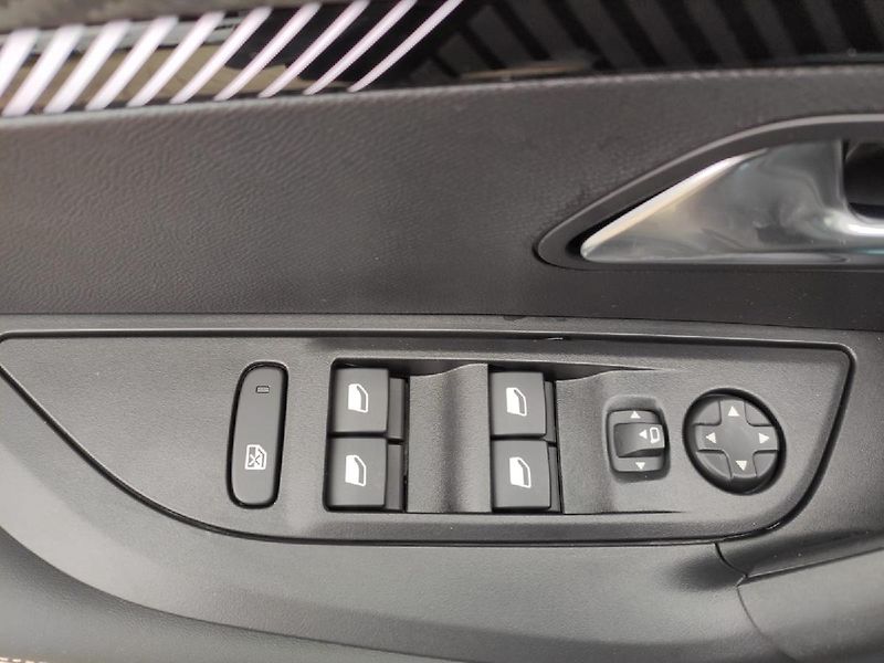 Peugeot 2008 (2026) ALLURE 1.2 100k MAN6  - fotka 20 z 28