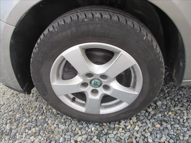 Škoda Fabia 1,4 i 16v, klima,servis,1.maj, - fotka 24 z 33