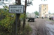 Vítá vás bývalý vojenský újezd Kozinec nedaleko města Vroutek na Podbořansku. Dvakrát do roka se zde setkávají příznivci a majitelů historické vojenské techniky.