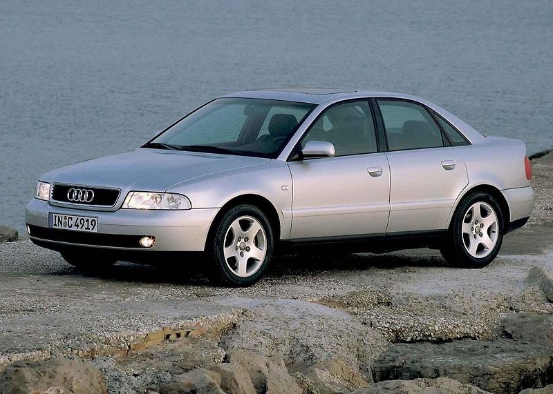 Audi A4 se v první generaci chlubila nápaditými propagačními snímky.
