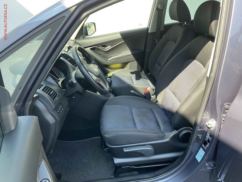 Hyundai ix20 (2015) 1.6 i, 1.maj,ČR, AC, park - fotka 9 z 16