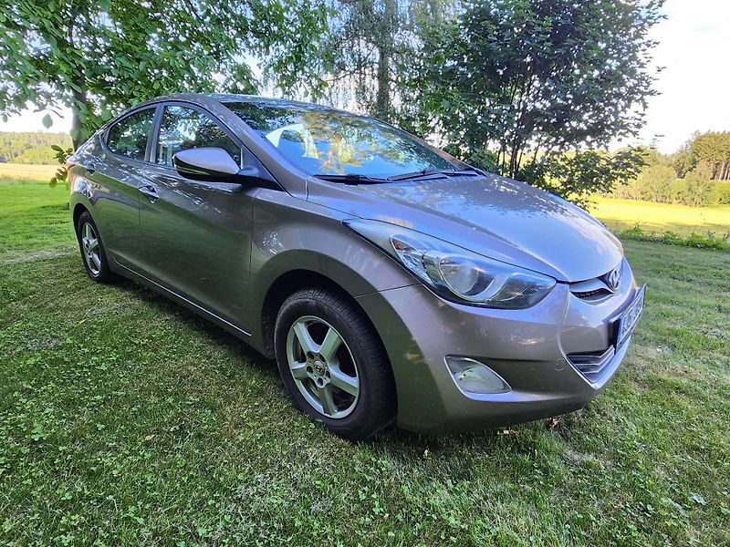 Hyundai Elantra (2012) Comfort 1,6/97kW - fotka 5 z 13