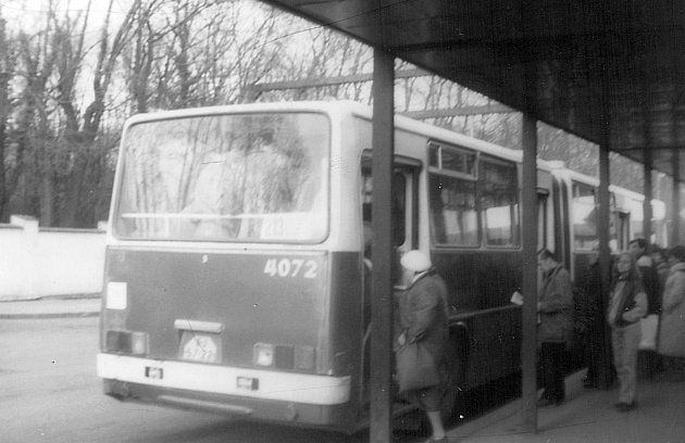 Kloubový Ikarus 280.08 na autobusovém terminálu u stanice metra Želivského na lince 213., zdroj: Wikimedia Commons,, ŠJů, CC BY-SA 3.0