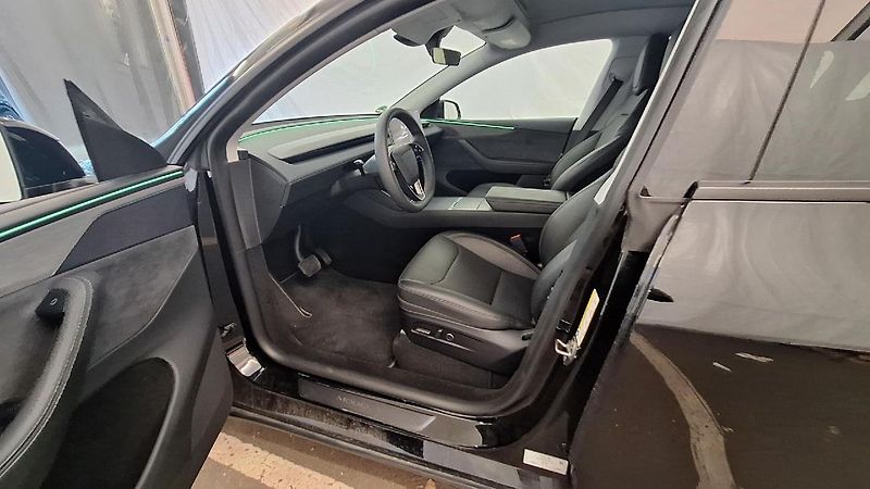 Tesla Model Y ZAMLUVENO ! SOH 98% - fotka 6 z 10
