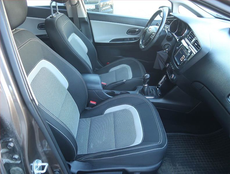 Kia Ceed (2018) Gold 1.6 GDI, Serv.kniha, Navi - fotka 9 z 18