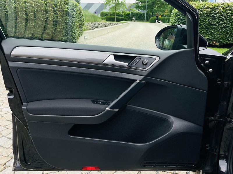 Volkswagen Golf 1.0TSI MANUÁL VÝHŘEV TAŽNÉ  - fotka 27 z 38