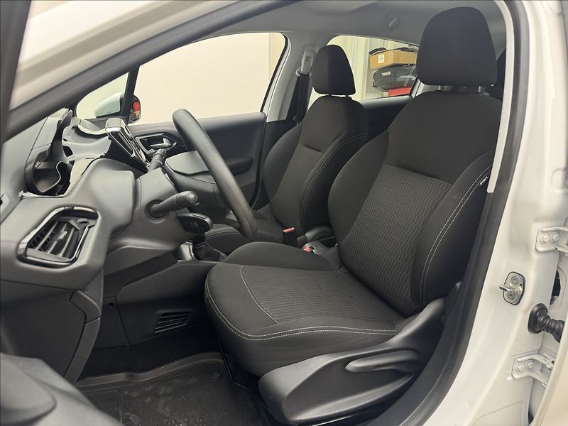 Peugeot 208 1,6 HDi DPH KLIMATIZACE LED ČR - fotka 23 z 29