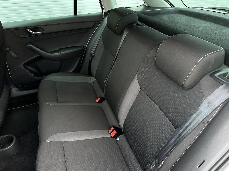 Škoda Rapid 1.2TSi Ambition PLUS 105PS Spa - fotka 26 z 30