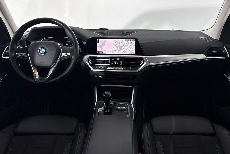 BMW Řada 3 320d xDrive - fotka 13 z 23