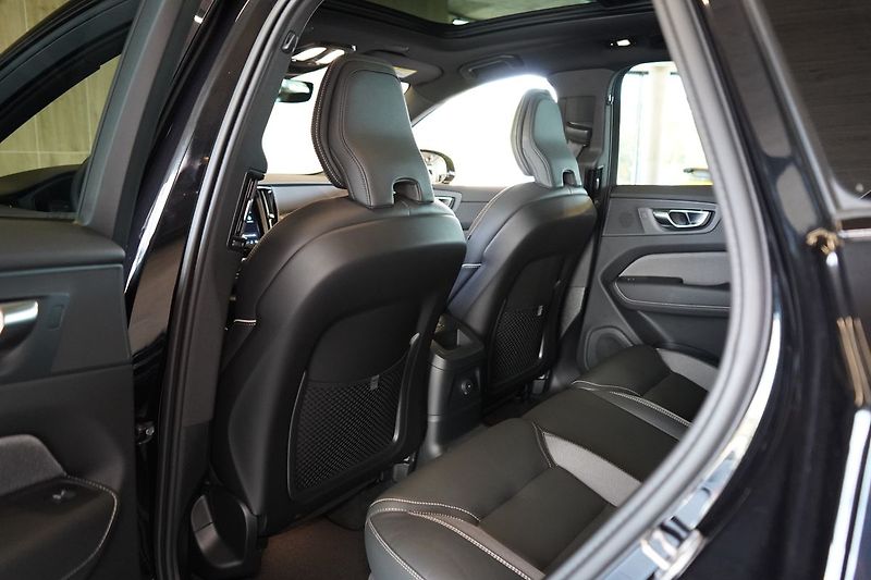 Volvo XC60 T8 PLUS Black Edition, 360°,HK - fotka 42 z 47