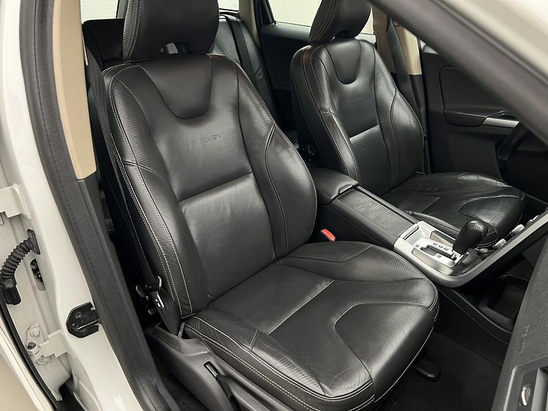 Volvo XC60 D5 AWD R-DESIGN AUT  - fotka 17 z 27