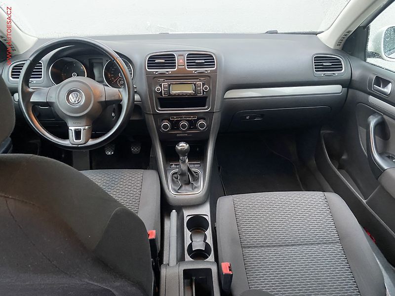 Volkswagen Golf (2010) 1.6 TDi, Trendline, AC - fotka 8 z 15