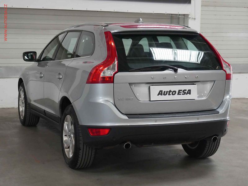 Volvo XC60 (2012) 2.4 D 4x4, 1.maj,ČR, Xenon - fotka 4 z 17