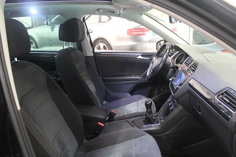 Volkswagen Tiguan (2017) 2.0TDI 110kW R-Line FULL LED - fotka 23 z 39