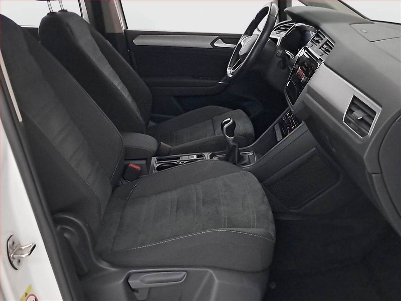Volkswagen Touran (2023) 1.5 TSI - fotka 9 z 18