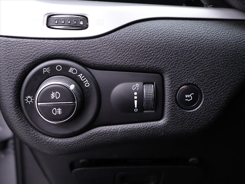 Jeep Cherokee 2,2 M-Jet 147kW Aut. AWD DPH - fotka 17 z 31