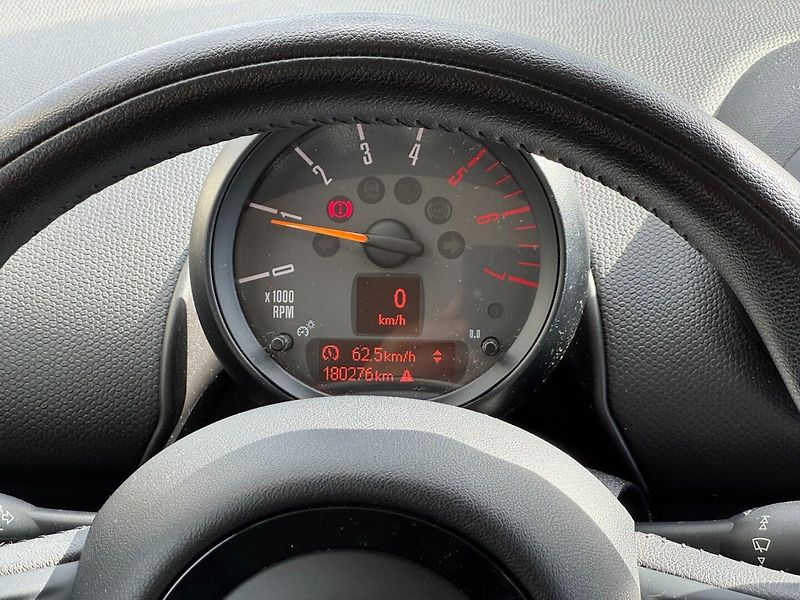 Mini Countryman (2015) 1,6 D 82 Kw - fotka 17 z 33
