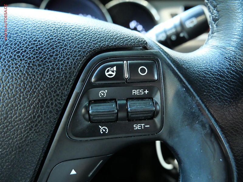 Kia Ceed (2013) 1.6GDi, ČR, AC, park.čidla - fotka 16 z 22