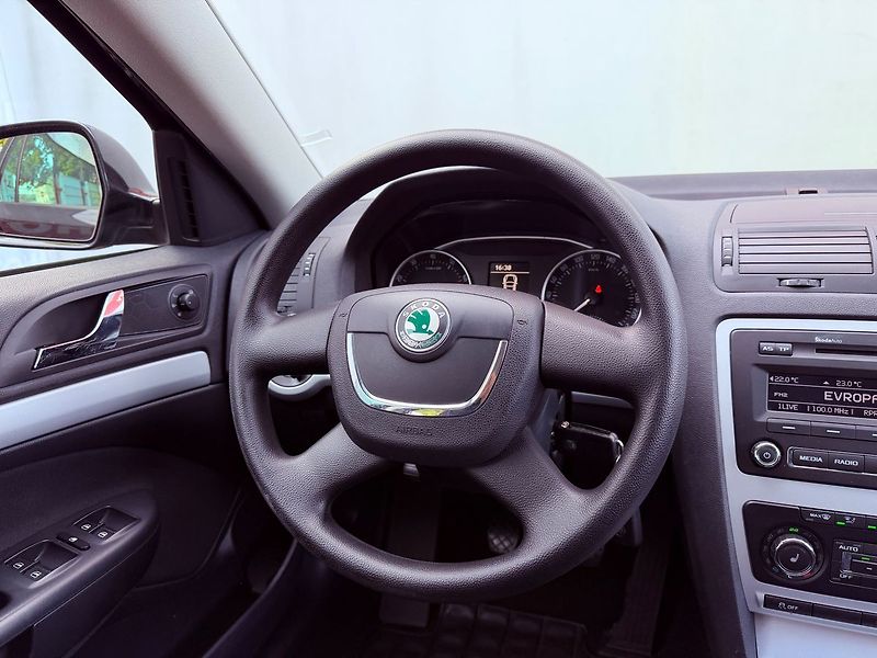 Škoda Octavia 1.4 TSi Elegance, Serviska - fotka 16 z 25
