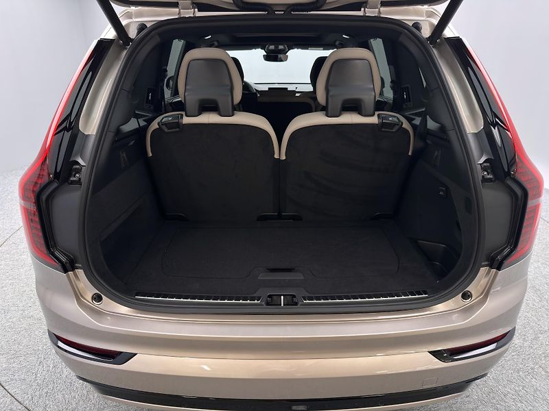 Volvo XC90 (2026) T8 AWD Plug-in ULTRA DARK 7m - fotka 25 z 28