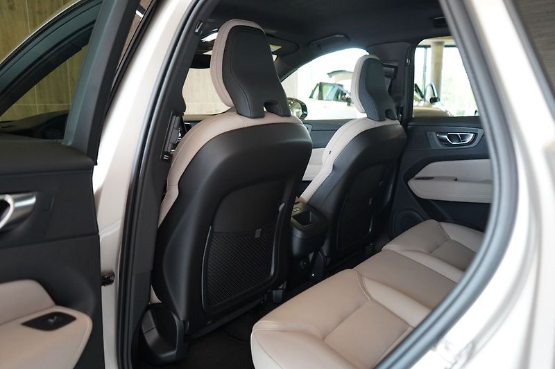 Volvo XC60 B5 PLUS Dark, Harman, 360° - fotka 38 z 42