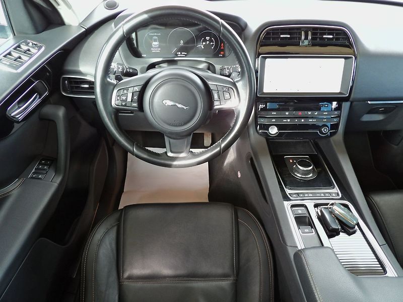 Jaguar F-Pace 30d AWD Prestige Panorama DPH - fotka 7 z 28