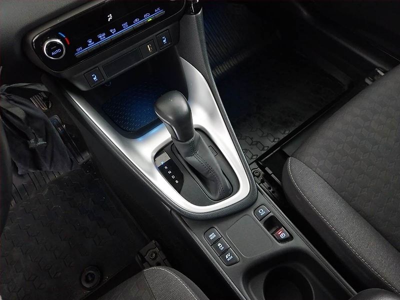 Toyota Yaris (2023) Style 1.5 VVT-i Hybrid - fotka 13 z 18