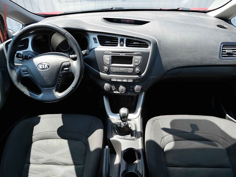 Kia Ceed (2014) 1.6 GDi, ČR, AC - fotka 8 z 15