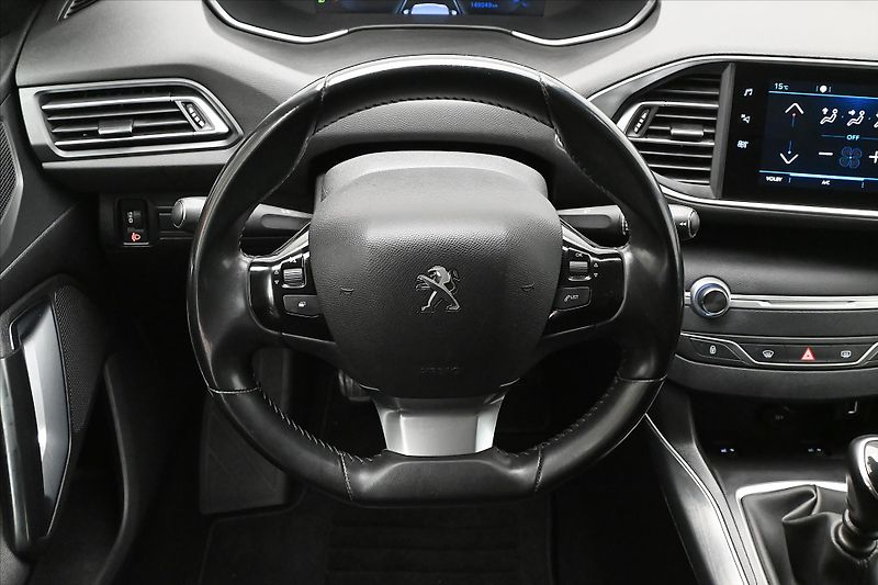 Peugeot 308 1,5 BlueHDI 96 kW Allure Záruk - fotka 18 z 31