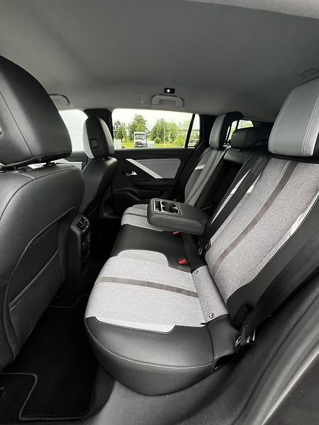 Opel Astra 1.5CDTi 96kW Elegance 1Maj DPH - fotka 19 z 21