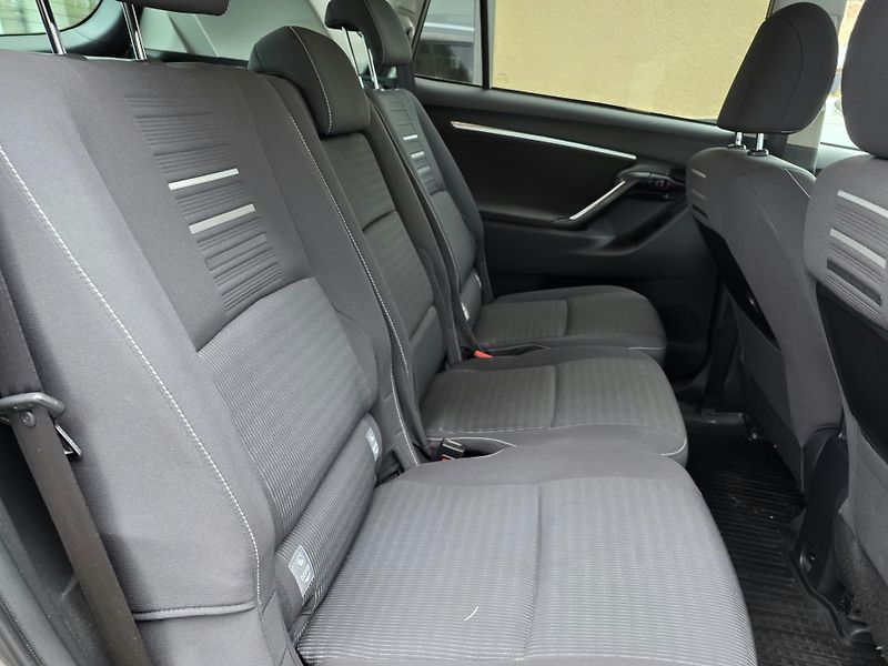 Toyota Verso 1.8-2+3SEDAD.NÍZKÉ KM-TOP STAV - fotka 19 z 27