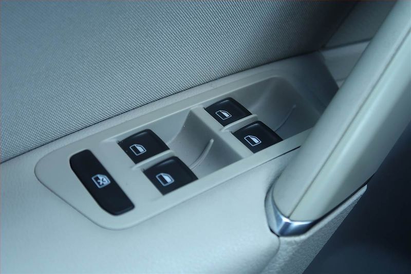 Volkswagen Golf (2013) 1.2 TSI, Automat, Serv.kniha - fotka 21 z 21