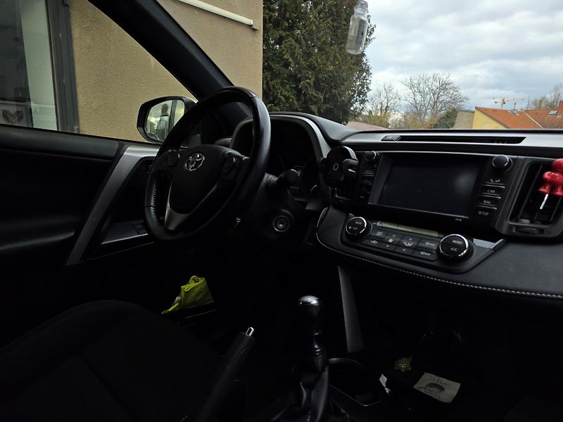 Toyota RAV4 2.0-1.MAJITEL-TAŽNÉ-KAMERA - fotka 11 z 12