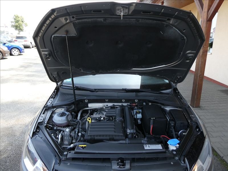 Volkswagen Golf 1,2 TSi 81kW auto klima, závěs - fotka 34 z 50