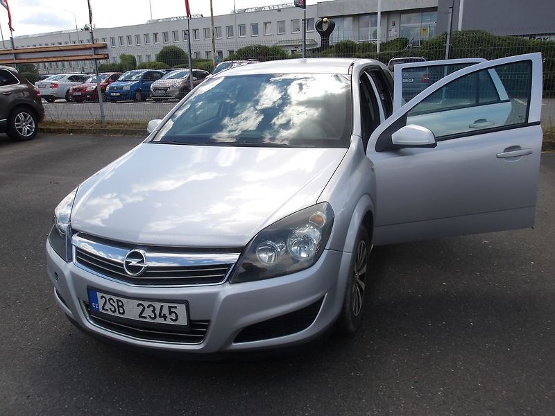Opel Astra 1,6 16V - fotka 13 z 26