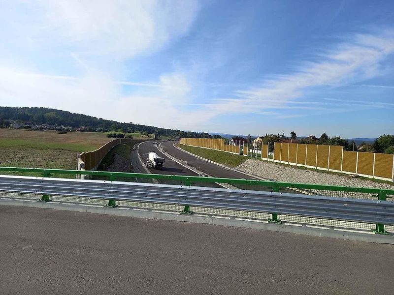 Stavba D3 mezi Třebonínem a Kaplicí-nádraží na podzim 2023 z ptačí perspektivy.
