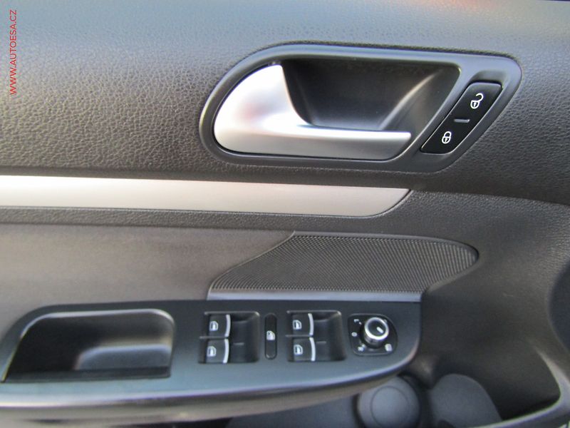 Volkswagen Golf (2013) 1.6 TDi, Highline, TZ - fotka 11 z 18