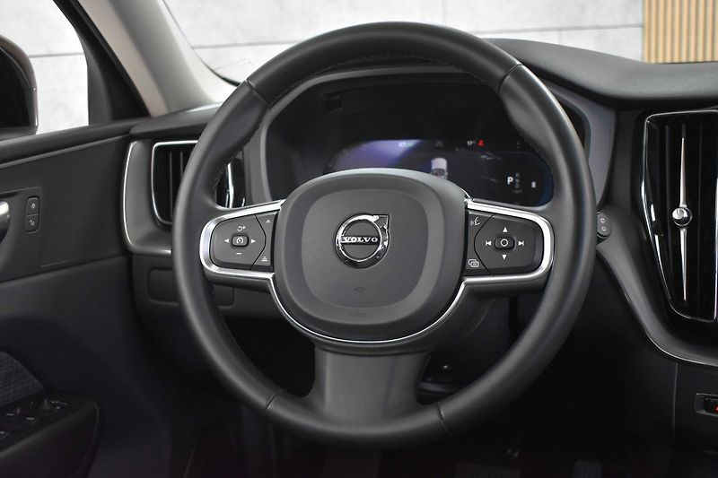 Volvo XC60 B4 ESSENTIAL*TAŽNÉ*KAMERA*DPH* - fotka 17 z 34
