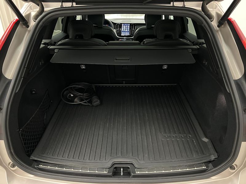 Volvo XC60 T6 AWD DARK PLUS RECHARGE AUT - fotka 5 z 49